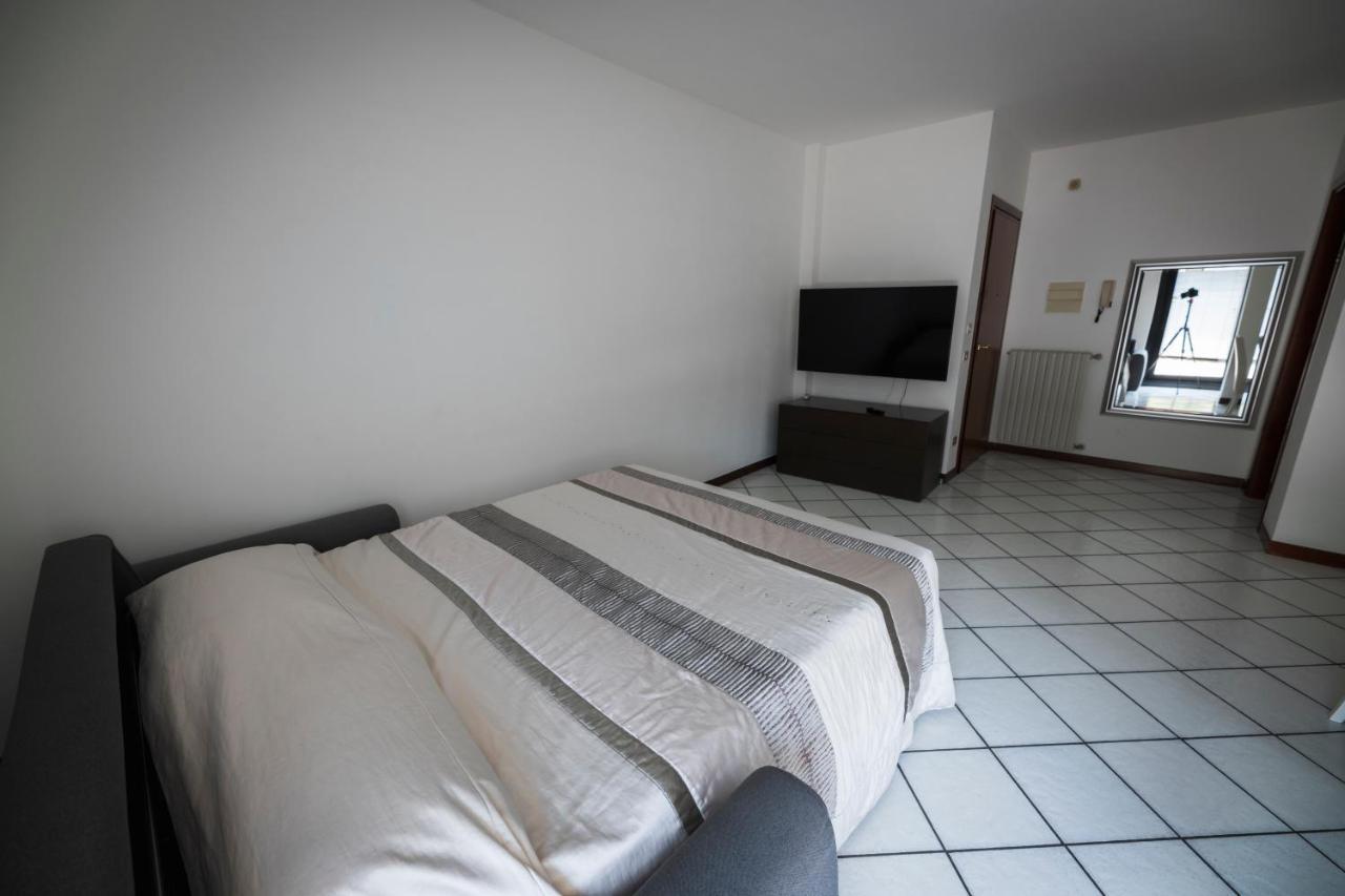 Garda Fantasy Terrazza Apartment Desenzano del Garda Luaran gambar